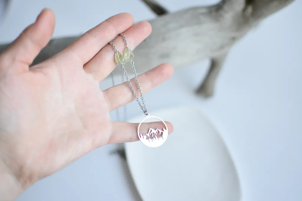 Кулон "Горы" с пренитом