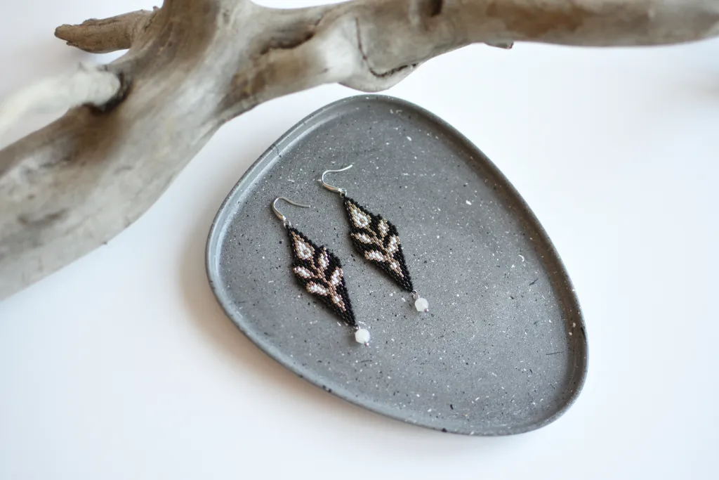 Черные серьги из бисера с веточками