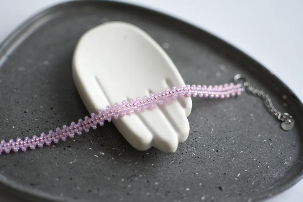 Розовый браслет из бисера