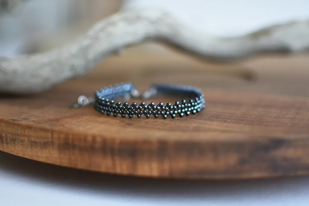 Браслет из бисера гематитового цвета