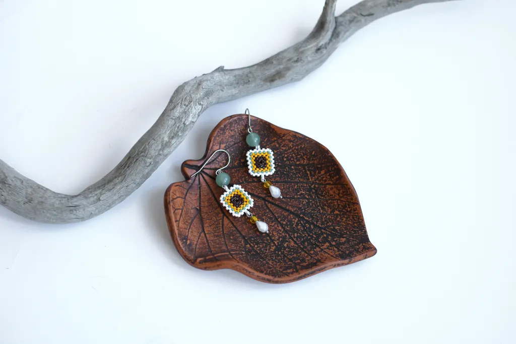 Серьги из бисера "Бабушкин квадрат"