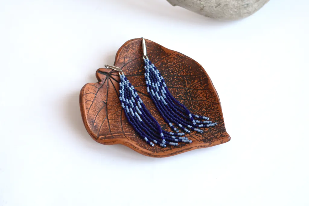 Длинные синие серьги из бисера