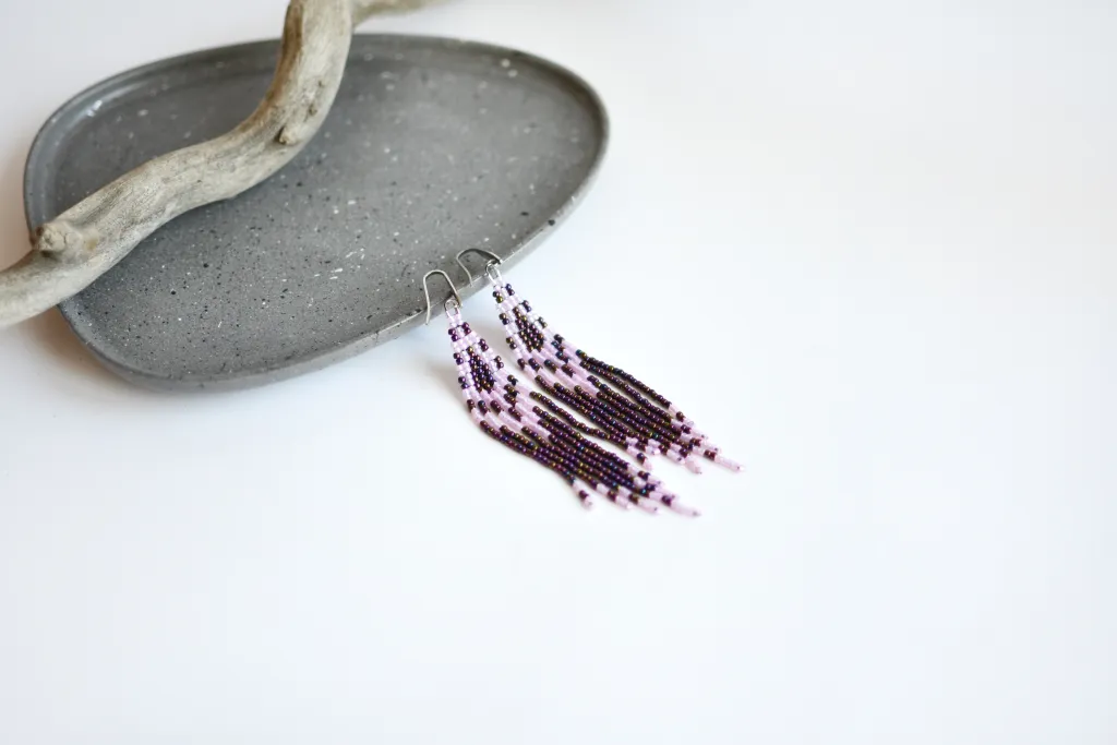 Фиолетово-розовые серьги из бисера