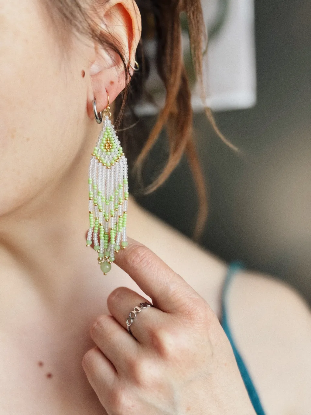 Зелёные серьги из бисера с бахромой