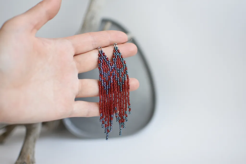 Красные длинные серьги из бисера