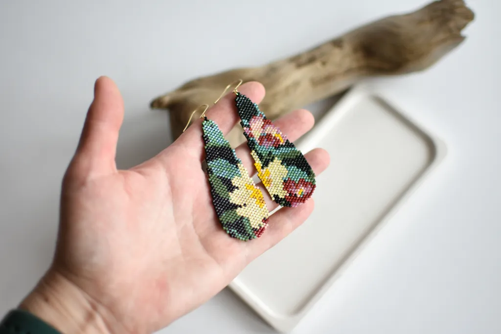 Цветочные серьги из бисера