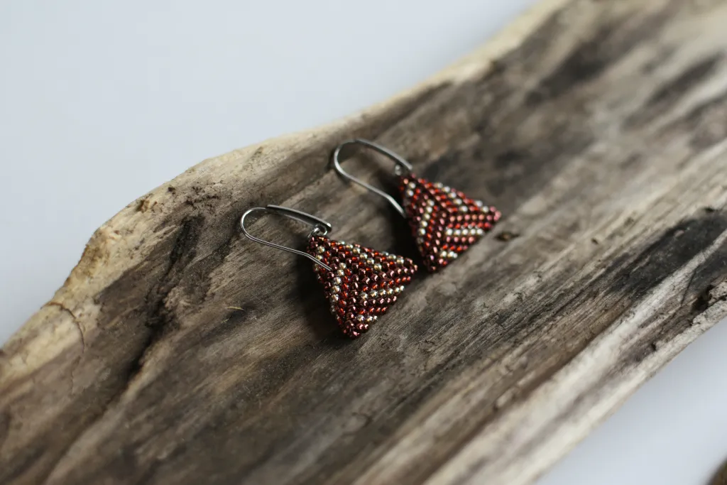 Красные треугольные серьги из бисера