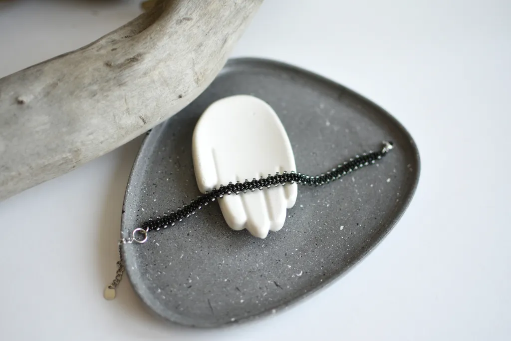 Чёрно-серый браслет из бисера