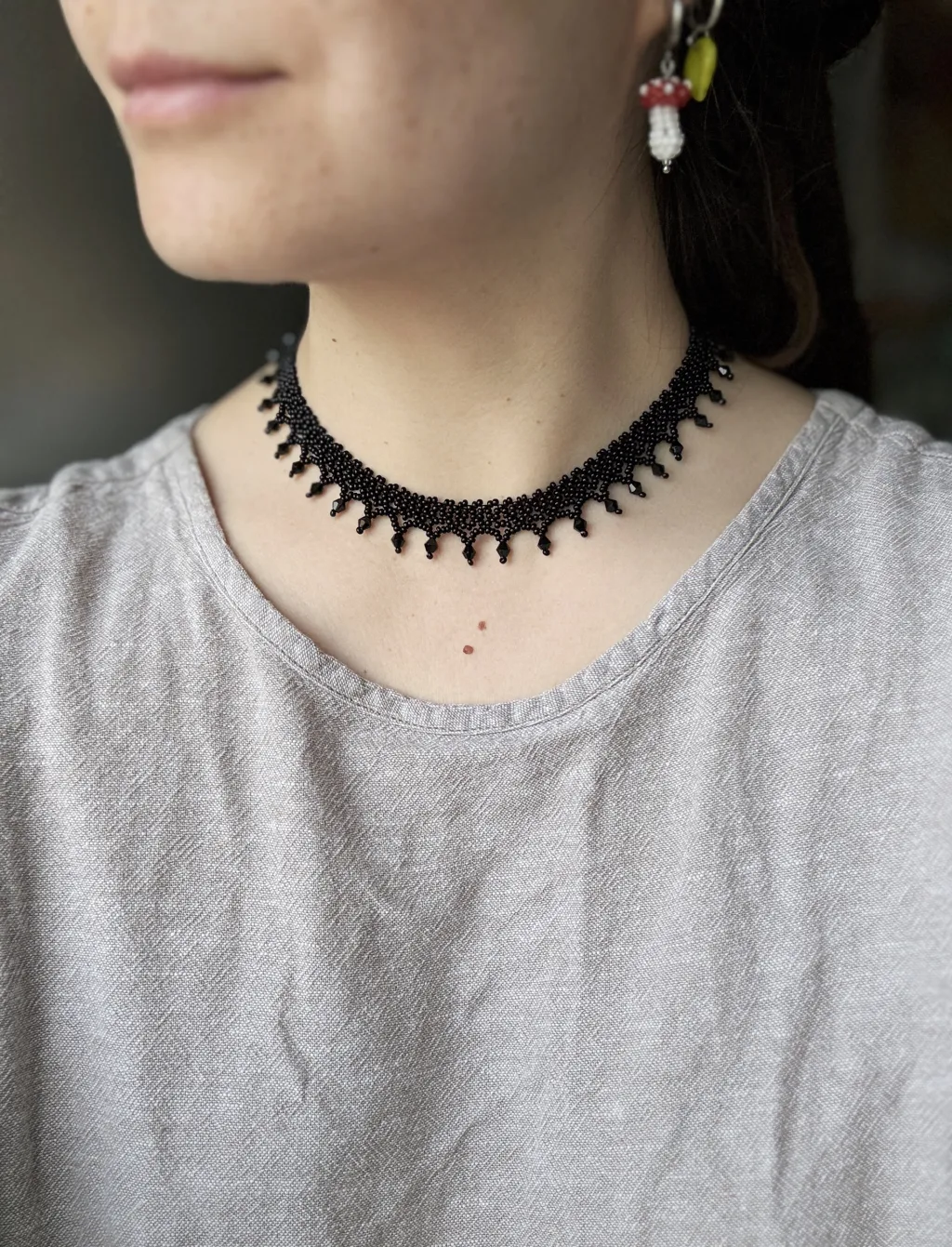 Черное ажурное колье из бисера