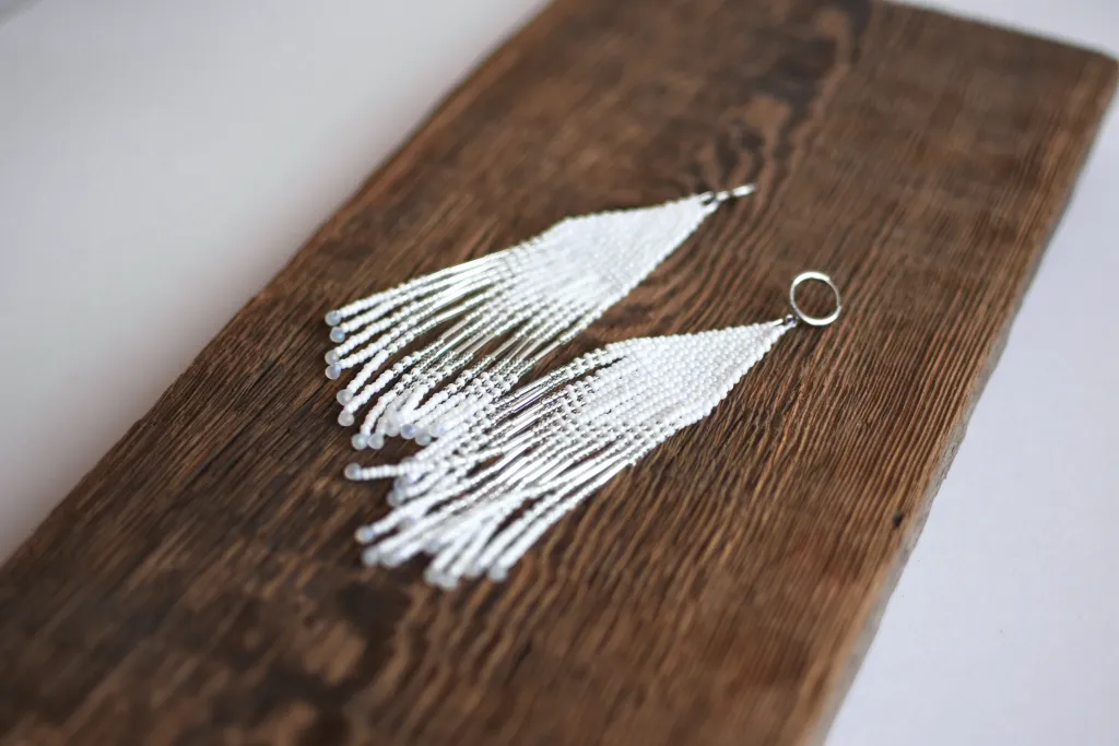 Белые длинные бохо серьги из бисера