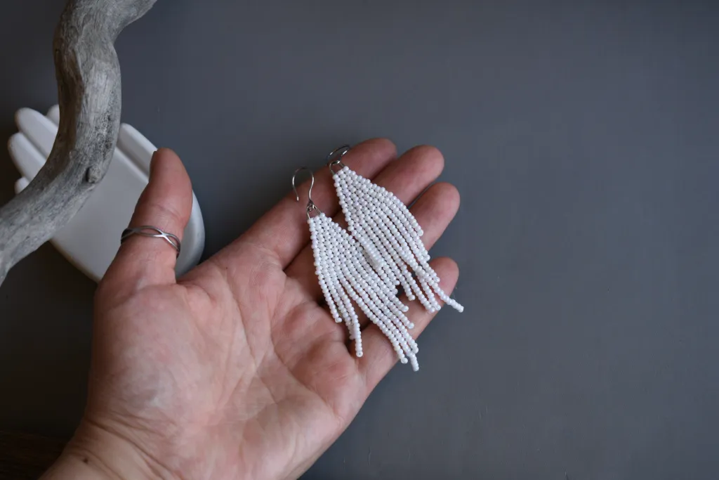Белые серьги из бисера с бахромой