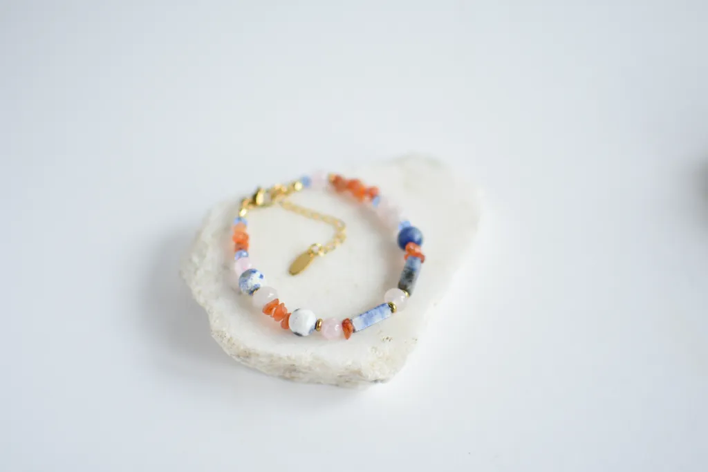 Браслет с содалитом, кварцем и сердоликом