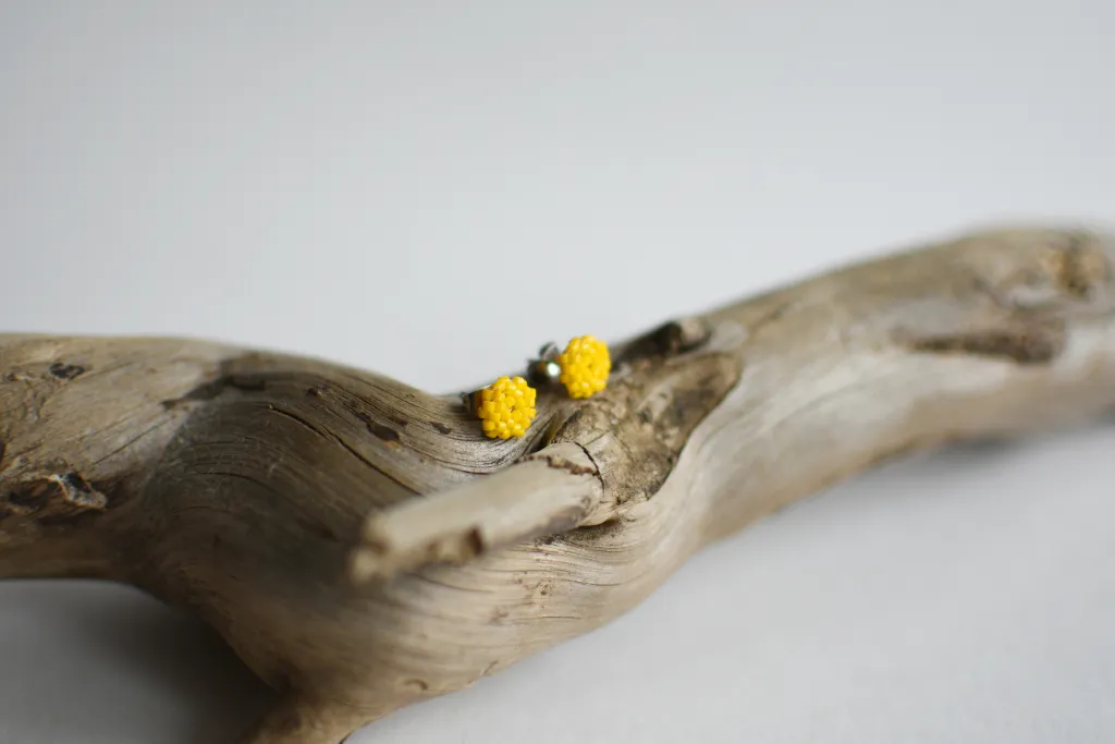 Жёлтые серьги-гвоздики из бисера