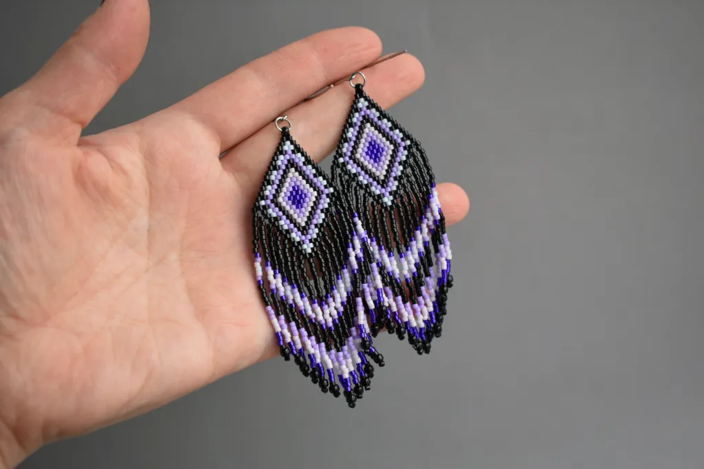 Черно-фиолетовые серьги из бисера с бахромой
