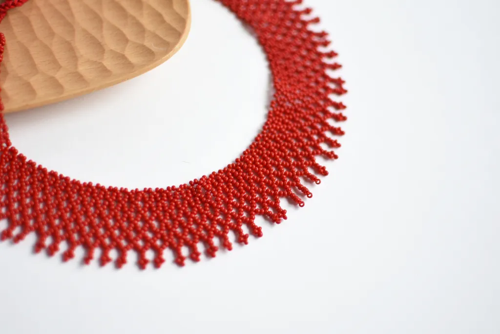 Красное ожерелье из бисера