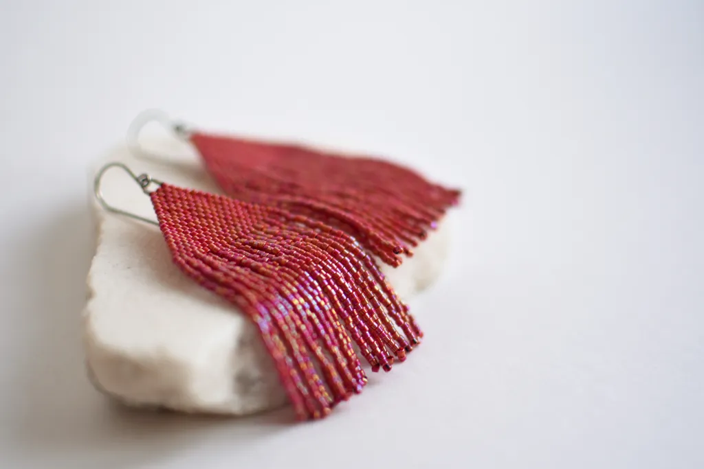 Алые серьги из бисера с бахромой