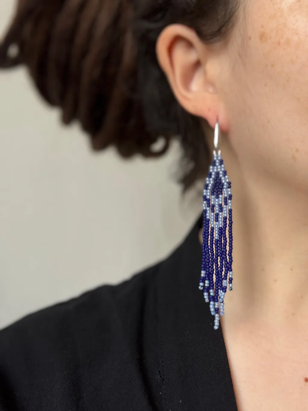 Длинные синие серьги из бисера