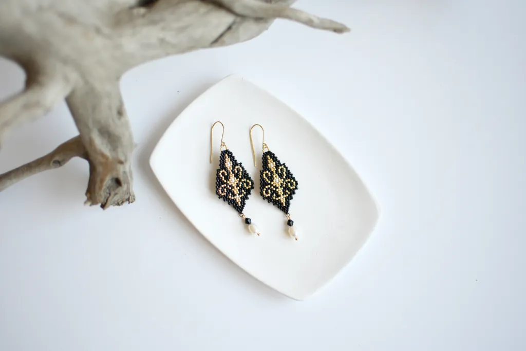 Чёрные серьги из бисера с жемчугом
