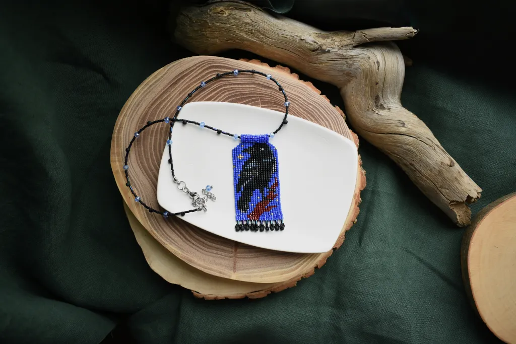 Кулон из бисера с вороном