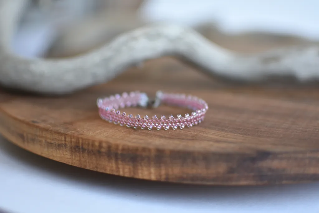 Розовый браслет из бисера