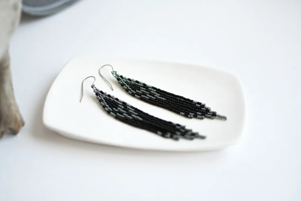 Чёрные серьги из бисера