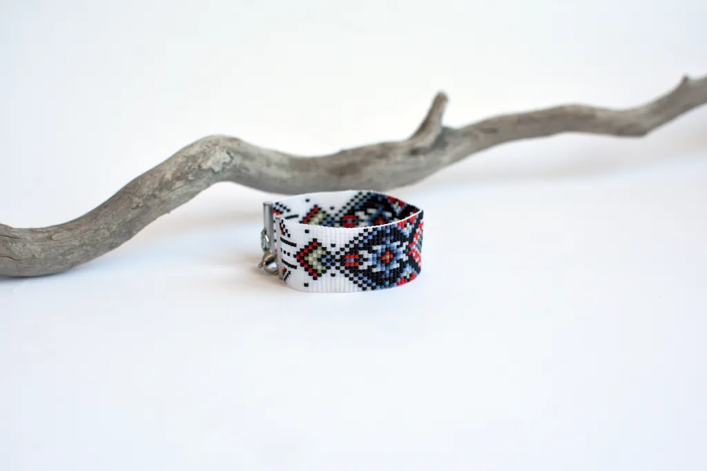 Широкий браслет из бисера в этно стиле