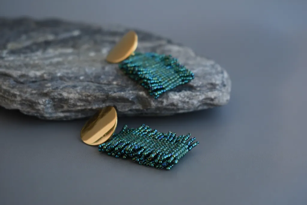 Необычные зеленые серьги из бисера