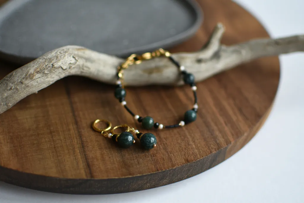 Комплект из браслета и серёжек с халцедоном