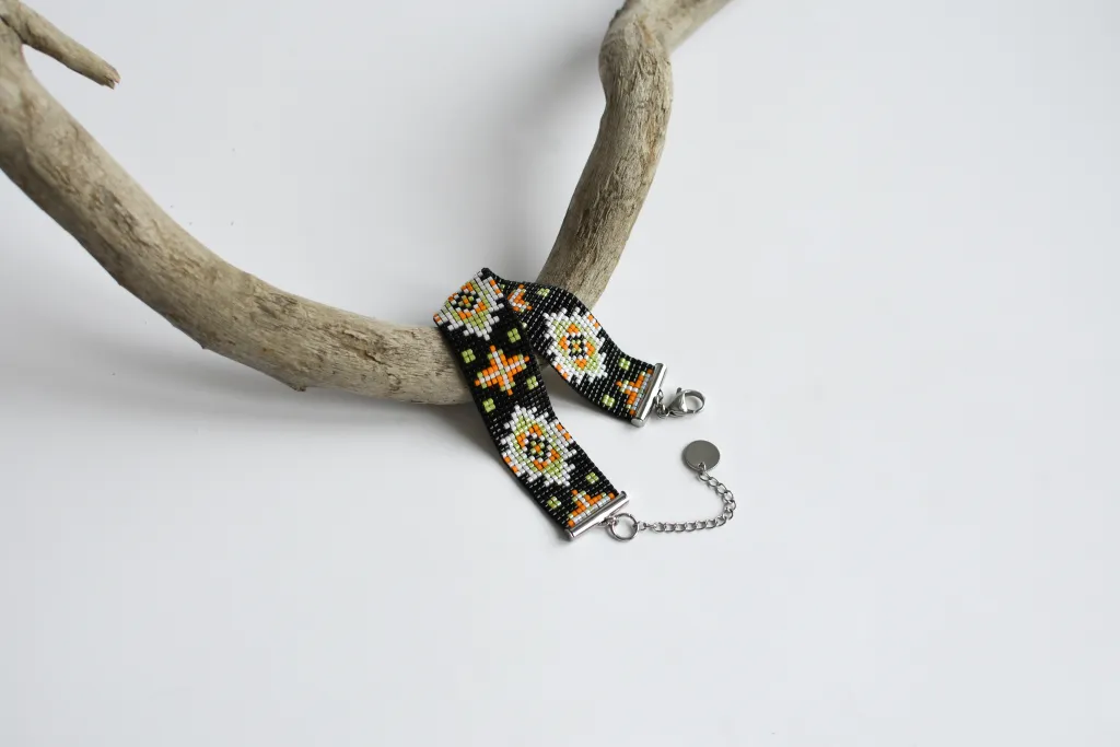 Чёрный браслет из бисера с узором