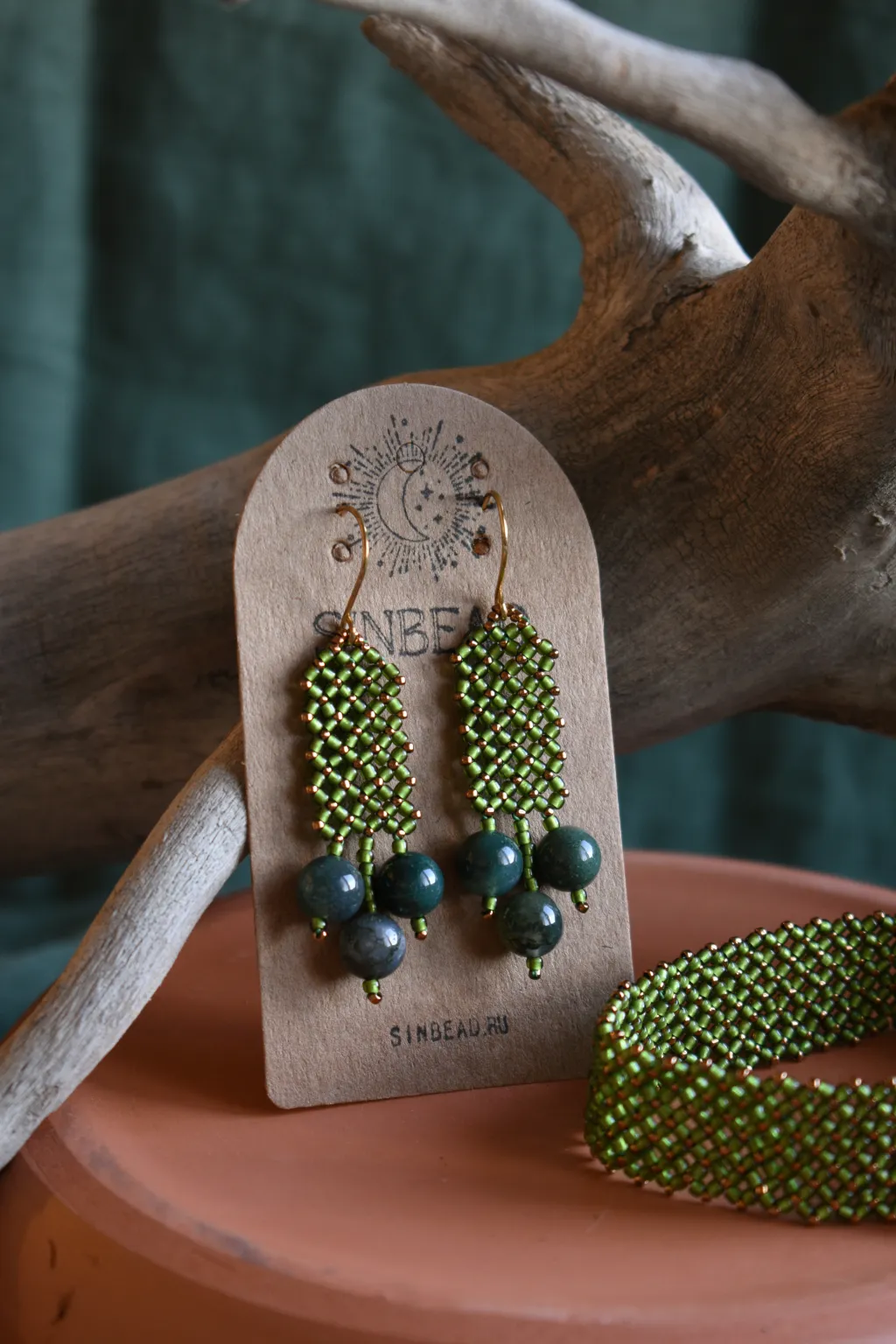 Сет из ажурного браслета и серёжек из бисера