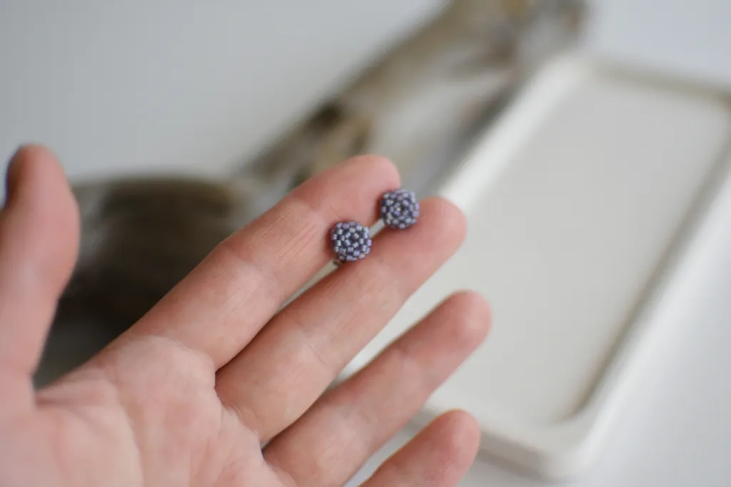 Сиреневые серьги-гвоздики из бисера