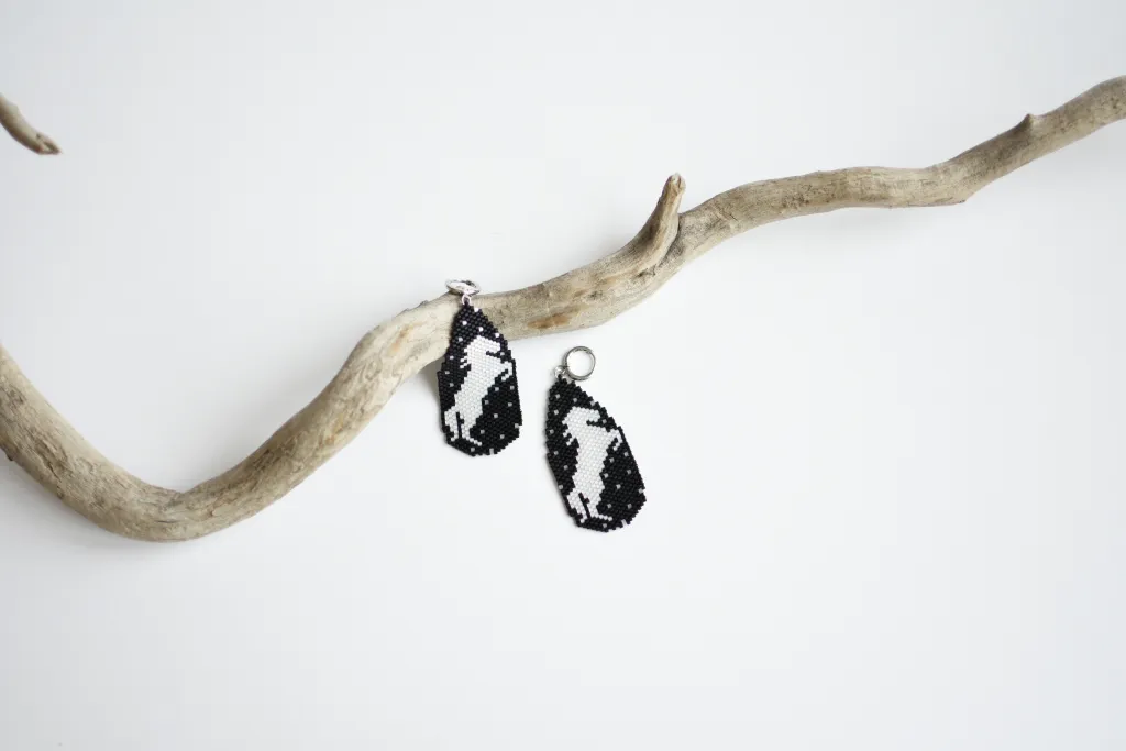 Серьги из бисера с силуэтом лошади