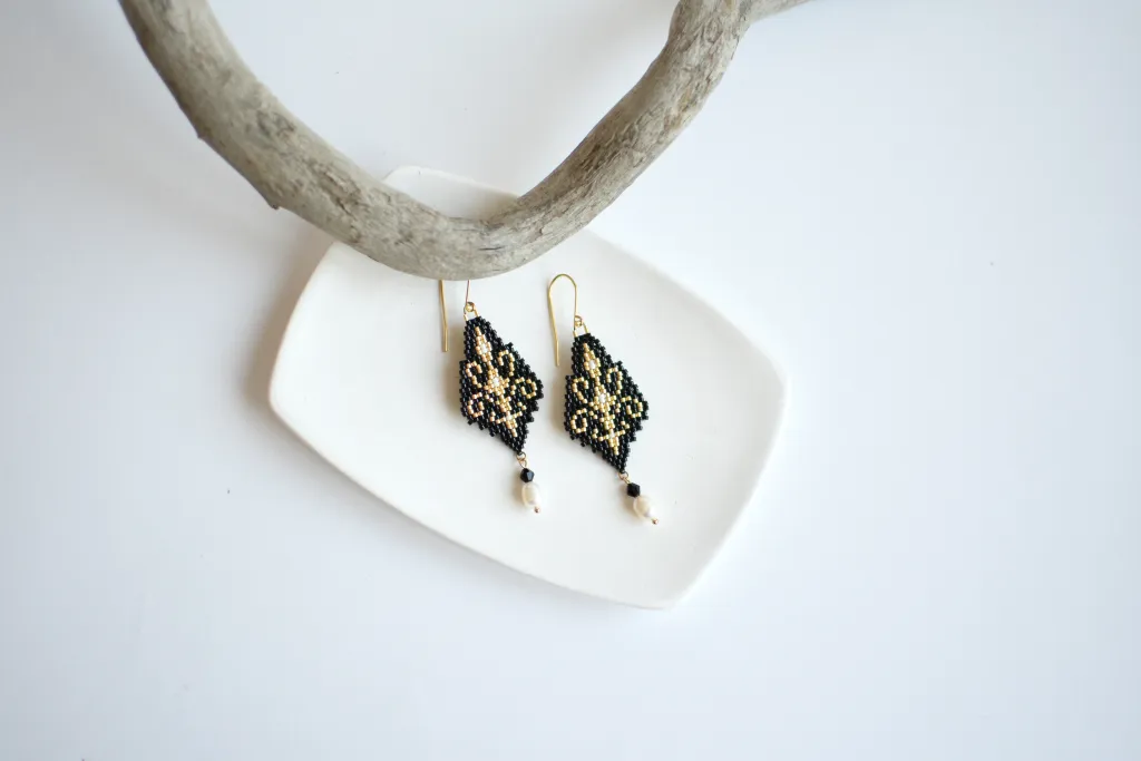 Чёрные серьги из бисера с жемчугом
