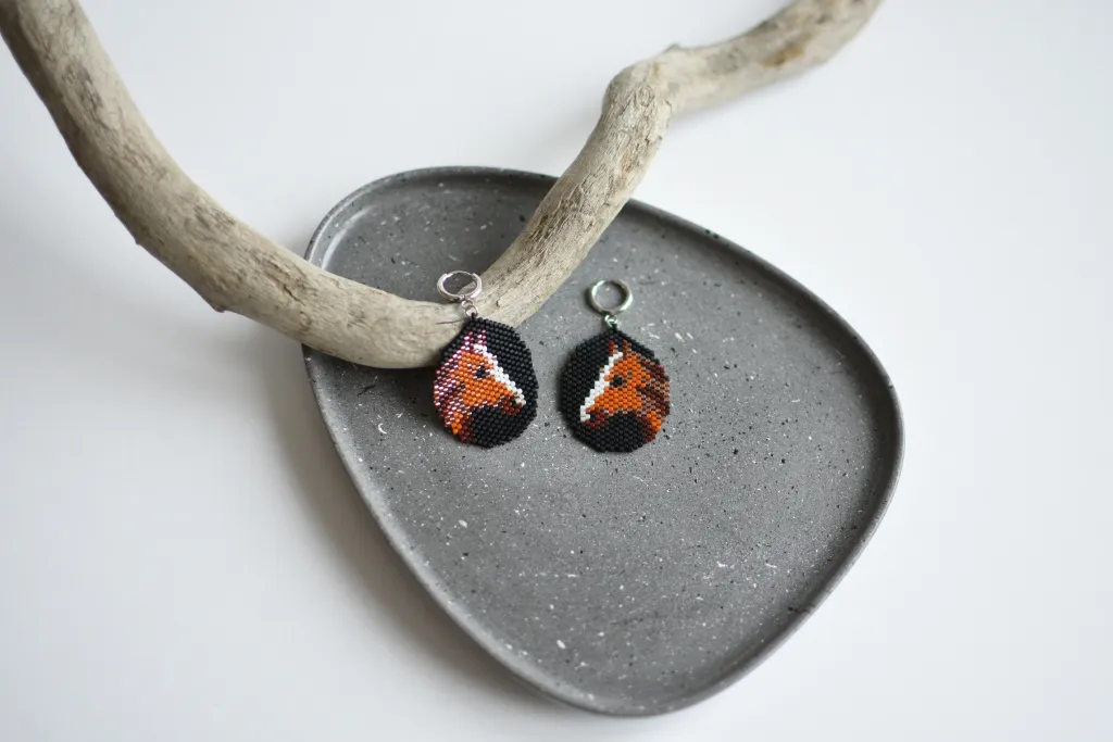 Серьги с лошадью из бисера