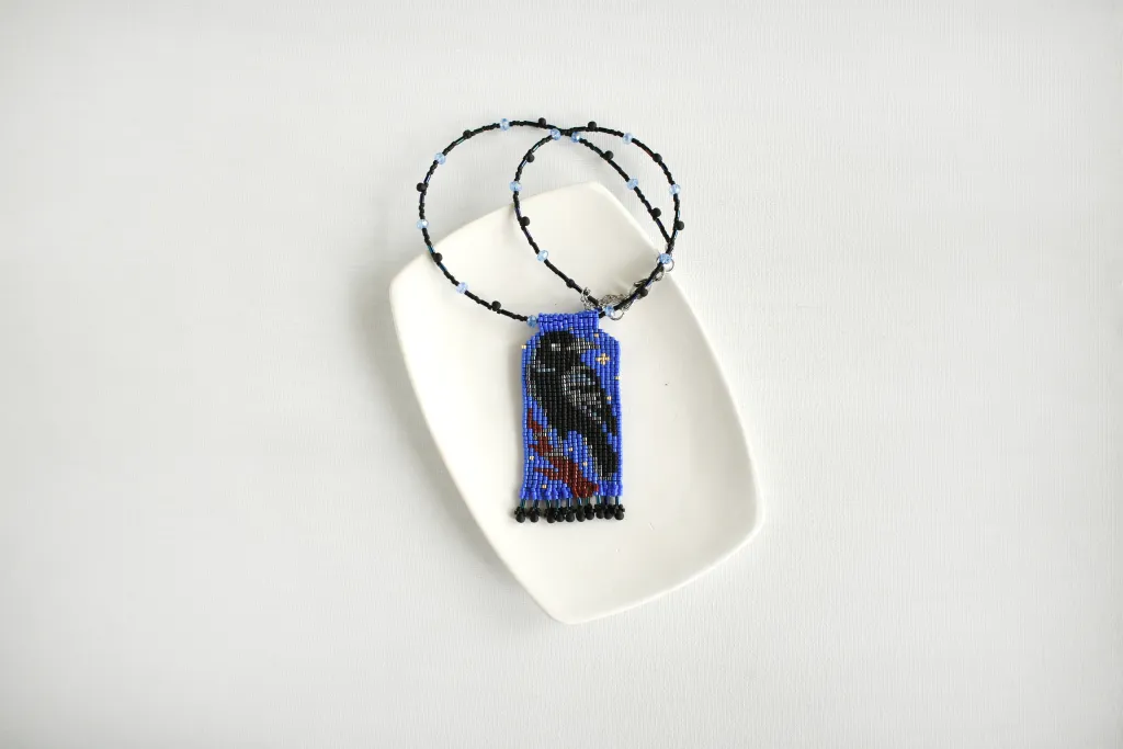 Кулон из бисера с вороном