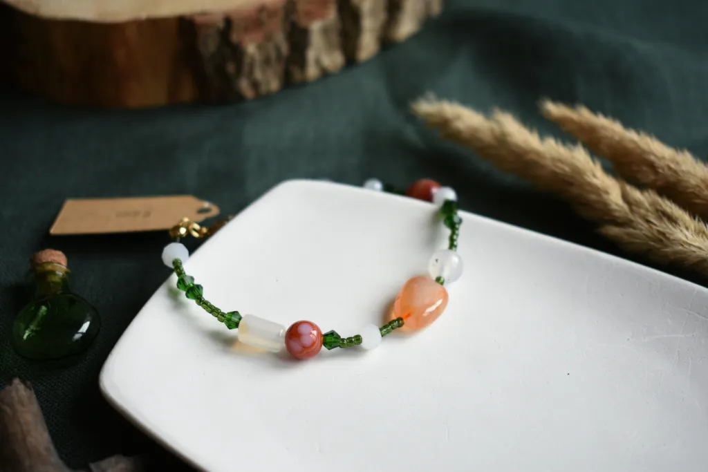 Яркий браслет с натуральными камнями