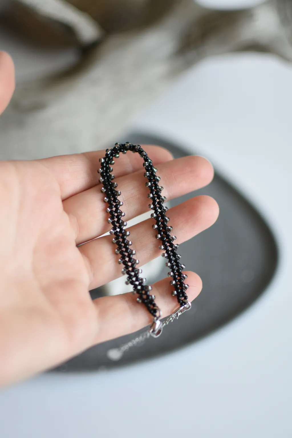 Чёрно-серый браслет из бисера
