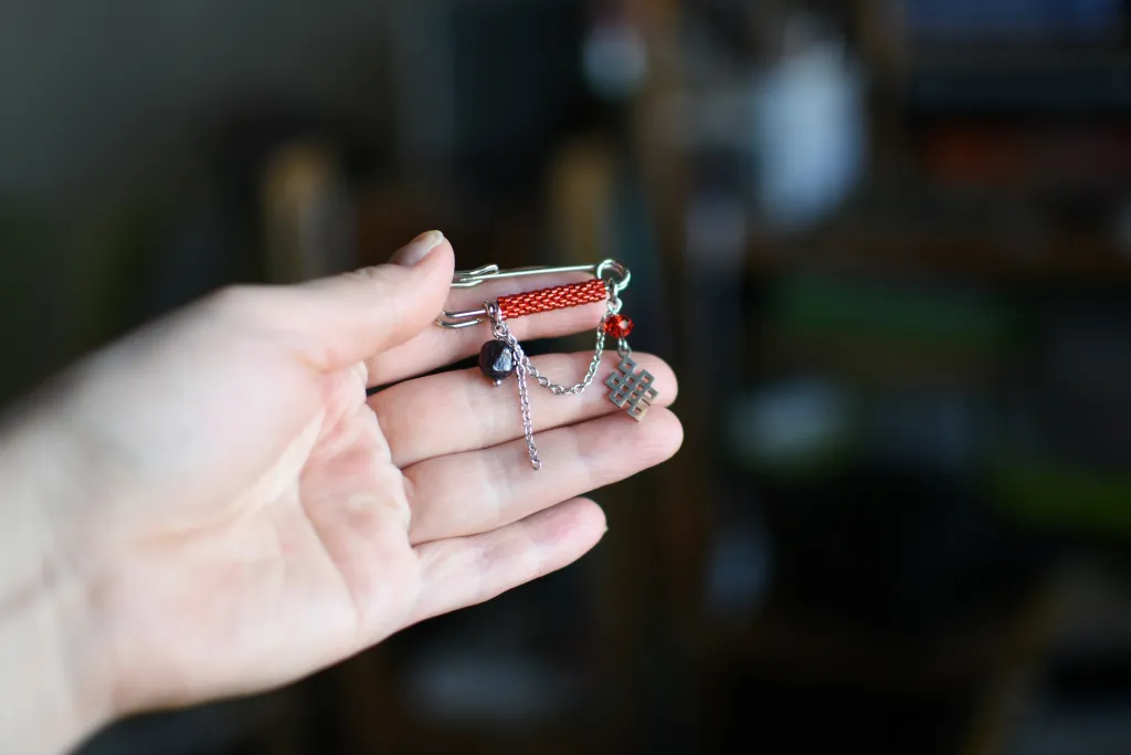 Брошь-булавка "Улзы" с гранатом