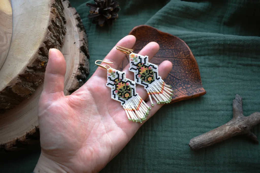 Серьги из бисера с бахромой "Жучок"