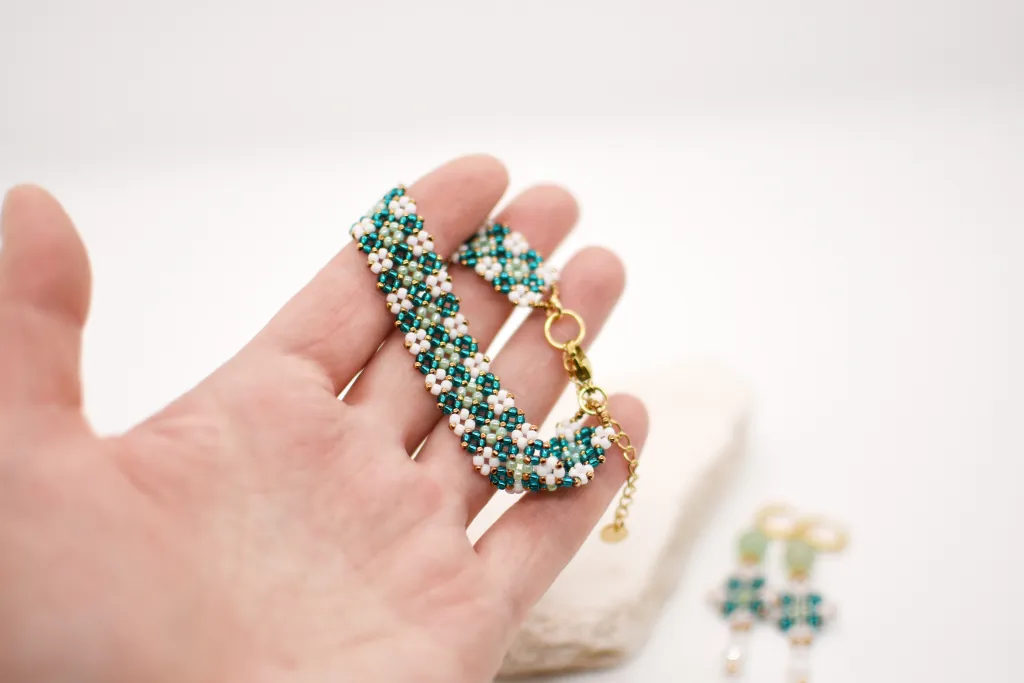 Комплект из браслета и серёжек из бисера "Сад у воды"