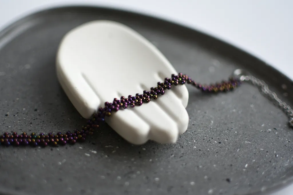 Фиолетовый браслет из бисера