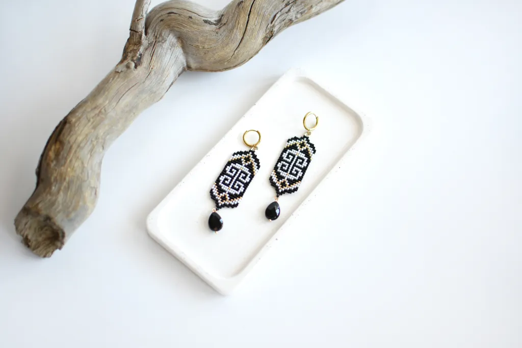 Чёрно-белые серьги с орнаментом