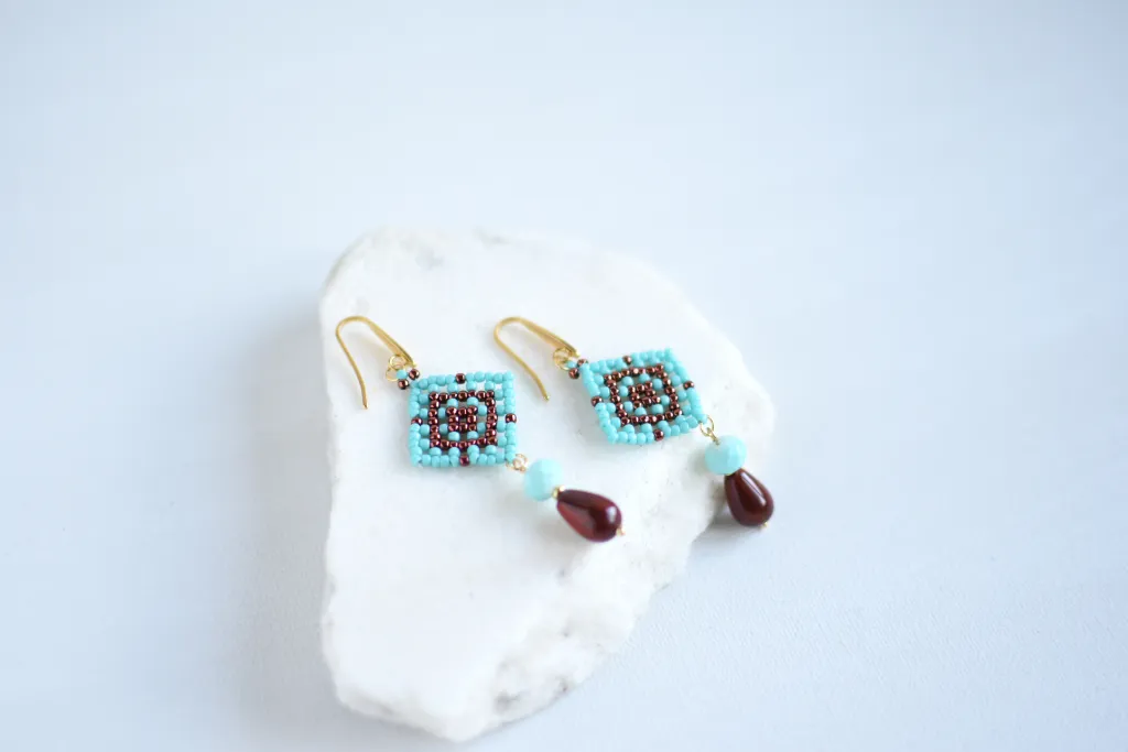 Висячие бирюзовые серьги из бисера с яшмой