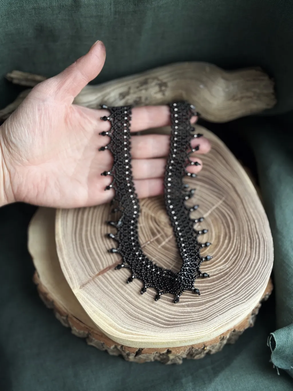 Чёрное колье из бисера