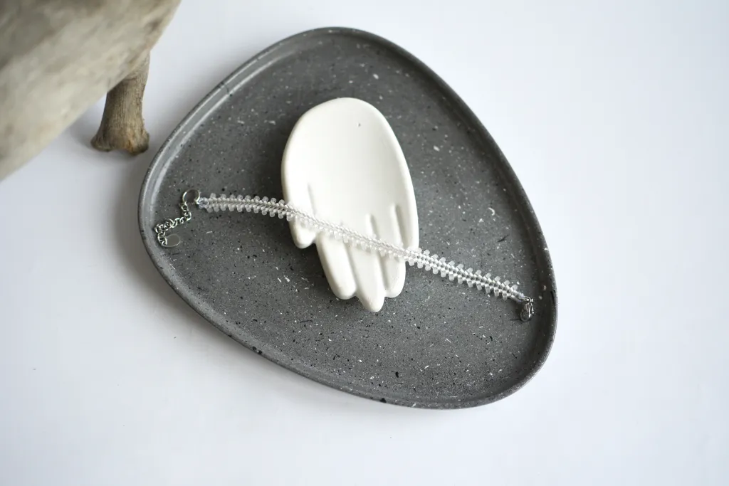 Белый браслет из бисера