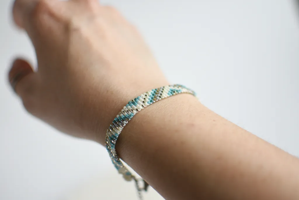 Браслет из бисера в стиле бохо