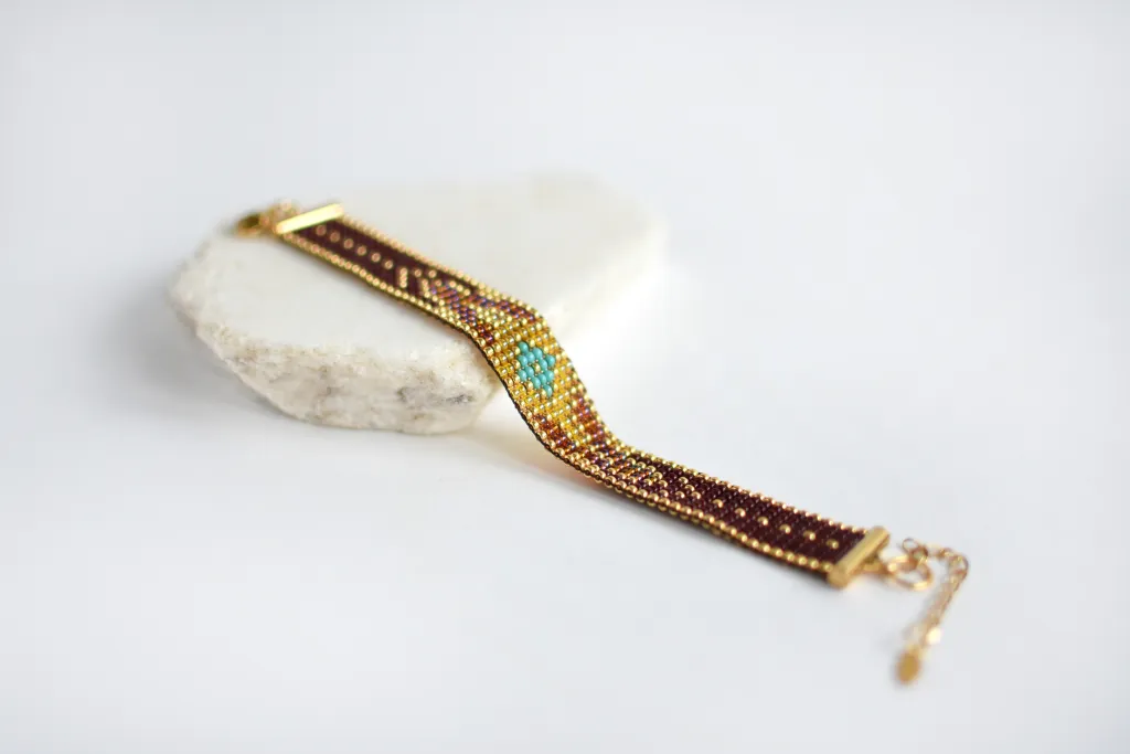 Коричневый браслет из бисера в стиле бохо