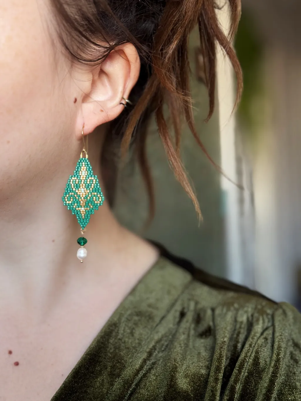 Зелёные серьги из бисера с жемчугом