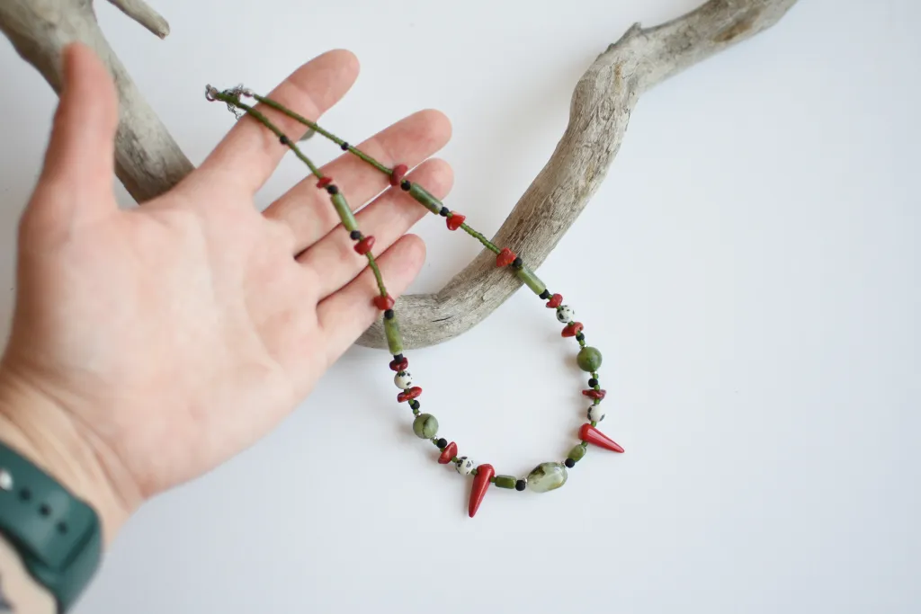 Колье с серпентином и кораллом