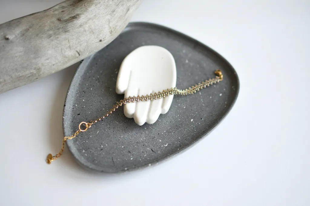 Браслет из бисера песочного цвета